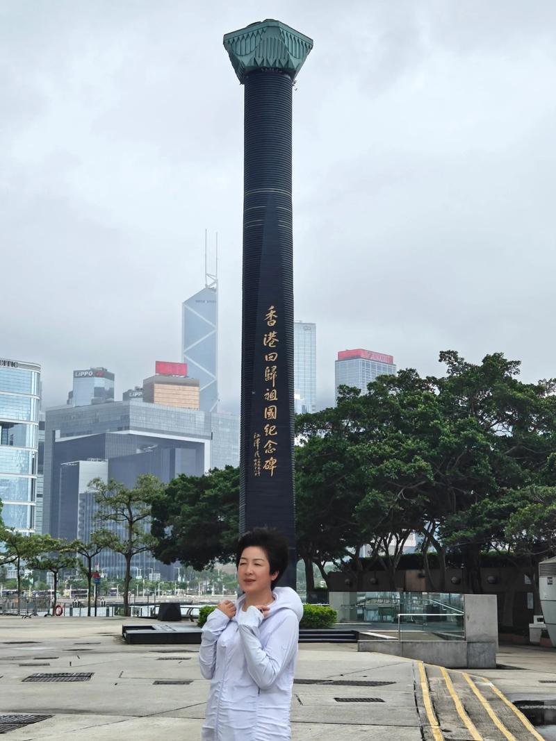 香港,如璀璨明珠,鑲嵌在珠江口畔,展現(xiàn)了東西方文化的交融與和